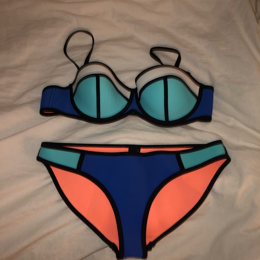 Triangl Bikini - Picture 2 of 8